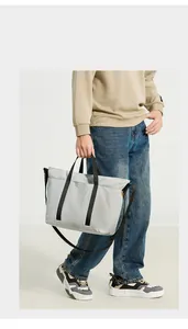 Bolso tote de nailon gris claro que muestra textura ligera y gran capacidad