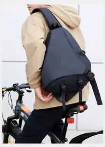 Dettaglio della borsa a tracolla geometrica blu navy per ciclismo con tessuto impermeabile