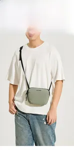 Mannequin portant un sac bandoulière en nylon imperméable vert olive réglable