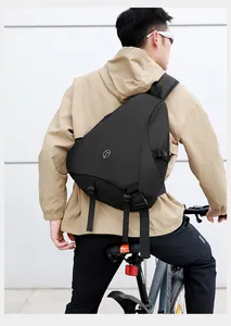 Borsa a tracolla da ciclismo nera con logo geometrico minimale e cinghie regolabili