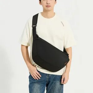 Borsa a tracolla minimalista nera in nylon a mezzaluna con cinturino regolabile da uomo