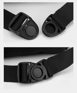 Dettaglio della fibbia magnetica a sgancio rapido e cinturino in nylon della borsa