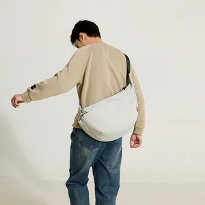 Borsa a mezzaluna minimalista grigio chiaro con ampia tracolla nera regolabile