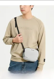 Détail d'un sac bandoulière léger en nylon avec sangle réglable et fermeture éclair
