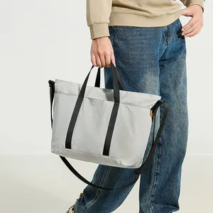 Bolso tote minimalista de nailon gris claro impermeable con correas y gancho naranja