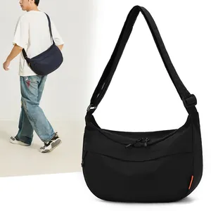 Sac Bandoulière Demi-Lune en Nylon Imperméable Grande Capacité Minimaliste Large Sangle Réglable Sac Messager Sling Unisexe