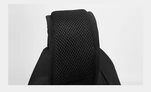 Dettaglio dello spallaccio imbottito in mesh a nido d'ape della borsa nera sportiva