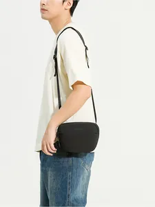 Détail d'un sac bandoulière en nylon noir imperméable avec une bandoulière réglable