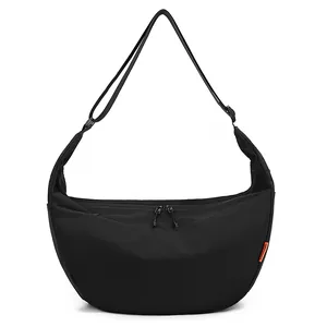 Borsa a tracolla nera a mezzaluna minimalista con doppia zip e tracolla regolabile