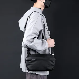 Sac bandoulière imperméable homme style techwear noir mat avec sangle réglable