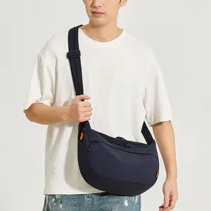Grand sac bandoulière croissant bleu marine avec sangle ajustable et texture en nylon imperméable