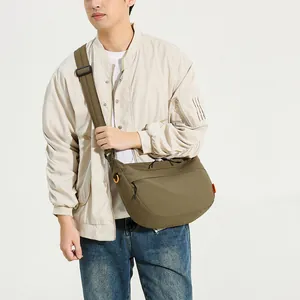 Grand sac bandoulière kaki minimaliste avec sangle réglable pour un style décontracté