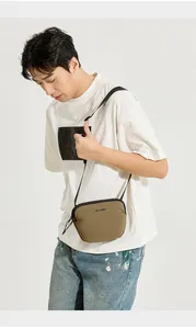 Détail d'un sac bandoulière léger kaki au design compact avec bandoulière réglable