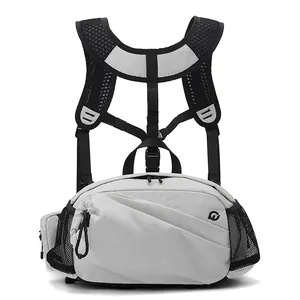 Vorderansicht einer hellgrauen taktischen Brusttasche mit verstellbaren H-Gurten und Netztaschen