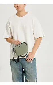 Détail du sac bandoulière en nylon vert avocat avec logo WE POWER et sangle ajustable