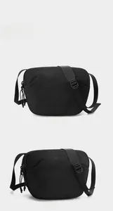 Vues de face et de côté d'un grand sac bandoulière en nylon noir avec sangle large