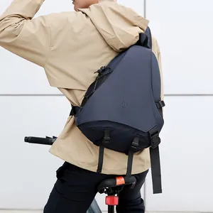 Borsa a tracolla techwear blu da uomo, ideale per il ciclismo e l'uso quotidiano.