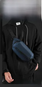 Dettaglio borsa da petto in nylon impermeabile blu navy con tracolla per uomo