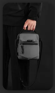 Vista detallada del bolso bandolera gris impermeable WEPOWER en material de nailon