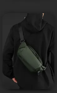 Borsa a tracolla tecnica verde scuro con cinturino regolabile vista sul modello