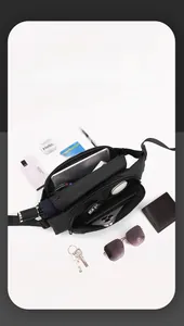 Layout interno di una borsa a tracolla nera impermeabile con scomparti multipli