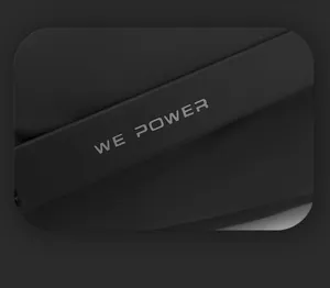Dettaglio macro della trama nera opaca e del logo grigio WE POWER sul borsello tattico