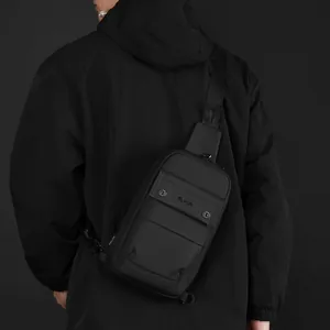 Borsa pettorale da uomo minimalista in nylon nero impermeabile per stile urbano