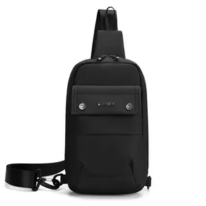 Borsa da petto nera minimalista da uomo in nylon ad alta densità con logo in metallo