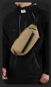 Dettaglio della borsa da petto techwear kaki con rivestimento impermeabile e cinturino