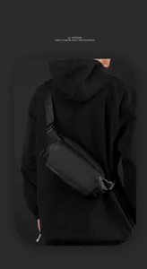 Vista posteriore del modello con borsa da petto nera impermeabile e tracolla in nylon