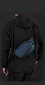 Dettaglio della borsa a tracolla blu navy con tessuto impermeabile opaco e cinturino