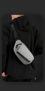 Dettaglio borsa a tracolla grigia techwear con tracolla regolabile e scomparti