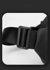 Dettaglio macro del cinturino in nylon ad alta densità e fibbia opaca della borsa sportiva