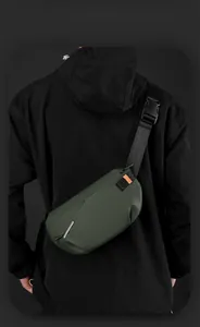 Wasserfeste dunkelgrüne Brusttasche mit mattem Finish und orangem Reißverschluss-Detail