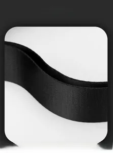 Dettaglio della tracolla in nylon nero con doppia cucitura rinforzata per borsa da petto