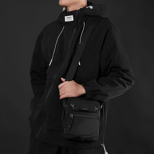 Bolso bandolera impermeable negro para hombre con correa ajustable y bolsillo frontal