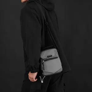 Bandolera gris impermeable para hombre con correa ajustable y bolsillo con cremallera