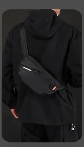 Detail der wasserdichten mattschwarzen Brusttasche mit orangefarbenem Kordelzug und Metall