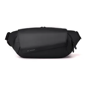 Borsa a tracolla funzionale nera impermeabile con patta asimmetrica e logo WE POWER