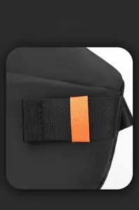 Makro-Detail von wasserfestem Mattgewebe und orangefarbenem Gurtband der Sporttasche