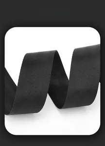 Detail eines schwarzen Nylon-Webbands mit flexibler S-Kurven-Textur für Taschengurte