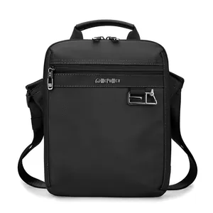 Borsa a tracolla business nera in nylon strutturato con fibbia in metallo e tracolla