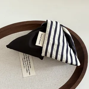 Pochette triangulaire faite main en tissu à rayures noir et bleu-blanc avec étiquette