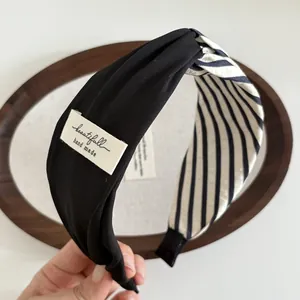 Serre-tête en tissu à nœud rayé noir et blanc avec détail d'étiquette tissée à la main