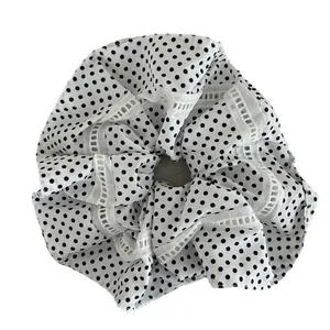 Marineblauer Haargummi mit Polka Dots, weißer Spitze und elegantem Hohldesign