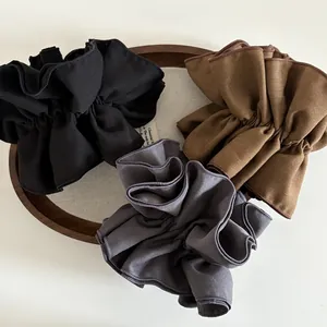 Tre elastici per capelli oversize plissettati in tessuto nero, marrone e grigio