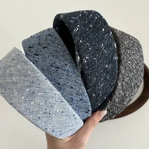 Détail de quatre serre-têtes en tweed rembourrés dans divers tons de bleu et de gris