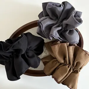 Set di tre elastici per capelli in tessuto plissettato nero, grigio scuro e marrone