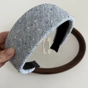 Détail de serre-tête en tweed épais bleu et gris avec doublure noire antidérapante