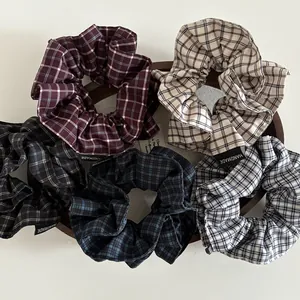 Lot de cinq chouchous à carreaux en coton avec étiquettes faites main dans un plateau